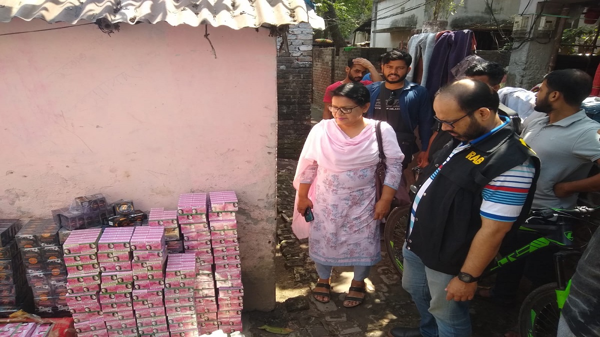 কুষ্টিয়ায় ঈদের বাজারে ছাড়া হচ্ছিল নকল প্রসাধনী, লাক্ষাধিক টাকা জরিমানা