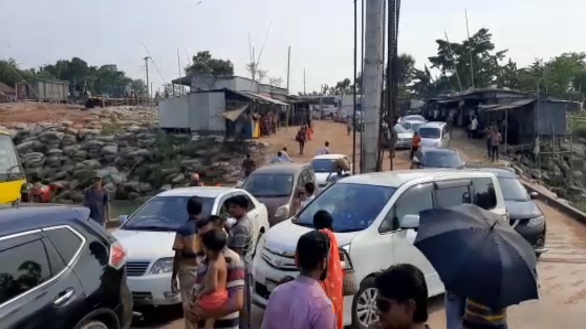 দৌলতদিয়ায় চাপ বেড়েছে ঢাকামুখি যাত্রী ও যানবাহনের