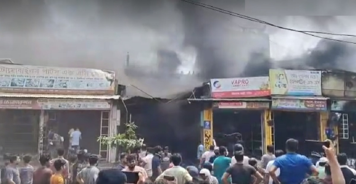 রাজধানীর উত্তরায় বিজিবি মার্কেটে আগুন