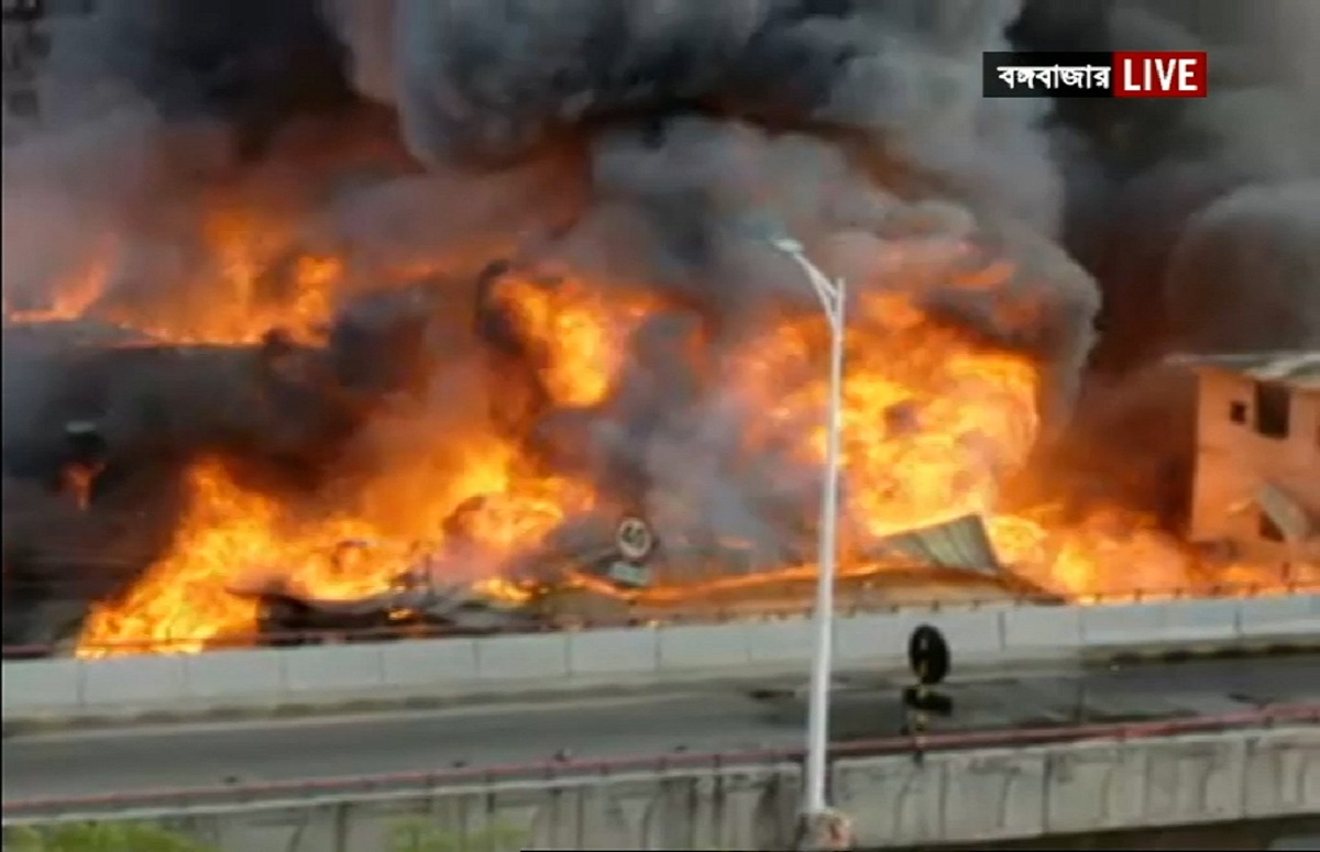 রাজধানীর বঙ্গবাজারে ভয়াবহ আগুন, নিয়ন্ত্রণে ৪৭ ইউনিট