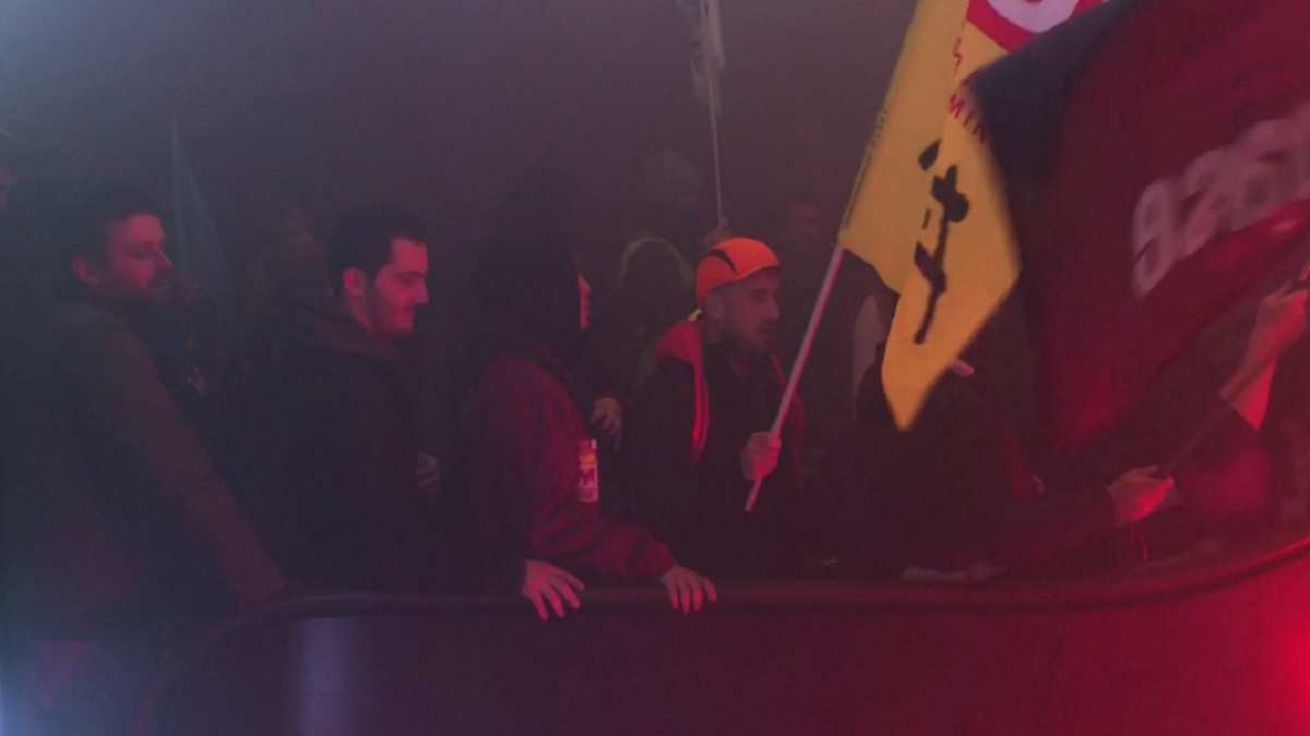 পেনশন প্রস্তাব: পার্লামেন্টে দ্বিতীয় দফায় তোলা হবে আজ, ঠেকাতে রাস্তায় লাখো ফরাসি