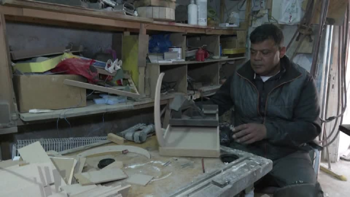 দুই পা হারিয়েও স্বাবলম্বী জর্ডানের কাঠমিস্ত্রি ওমর