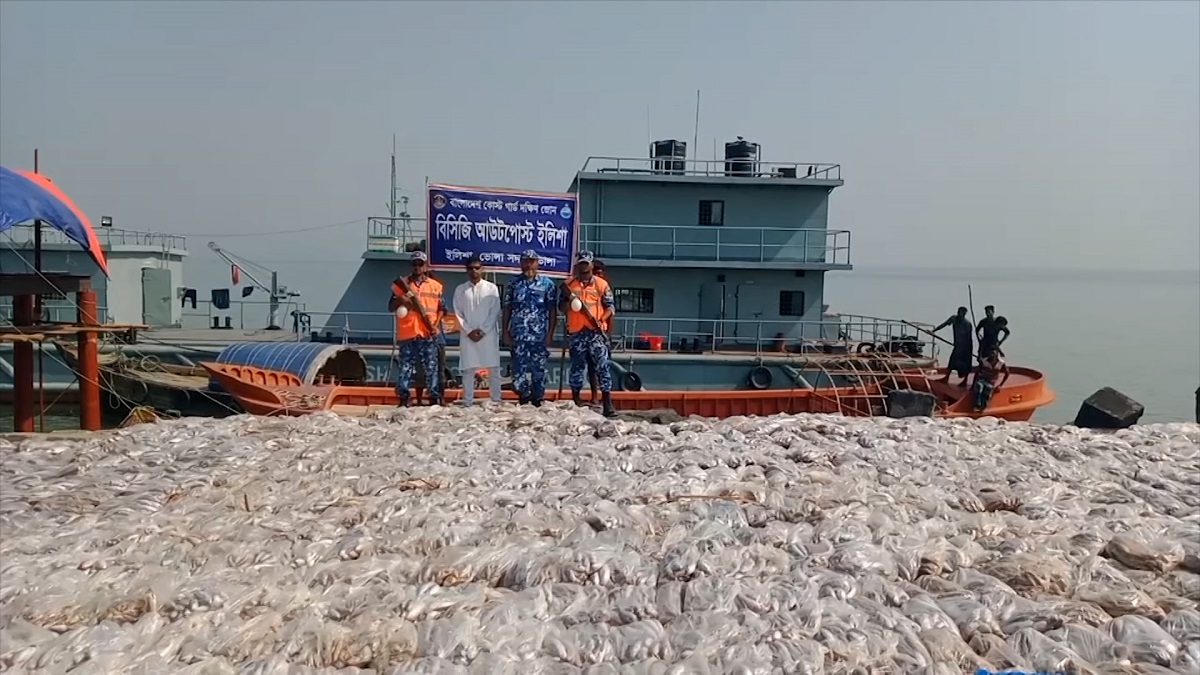 মেঘনা নদীতে যাত্রীবাহী লঞ্চ থেকে ৮ হাজার কেজি মাছ জব্দ