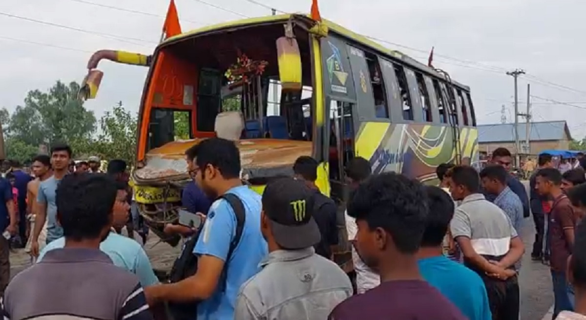 নওগাঁয় বাস-ট্রাকের মুখোমুখি সংঘর্ষ, নিহত ৩