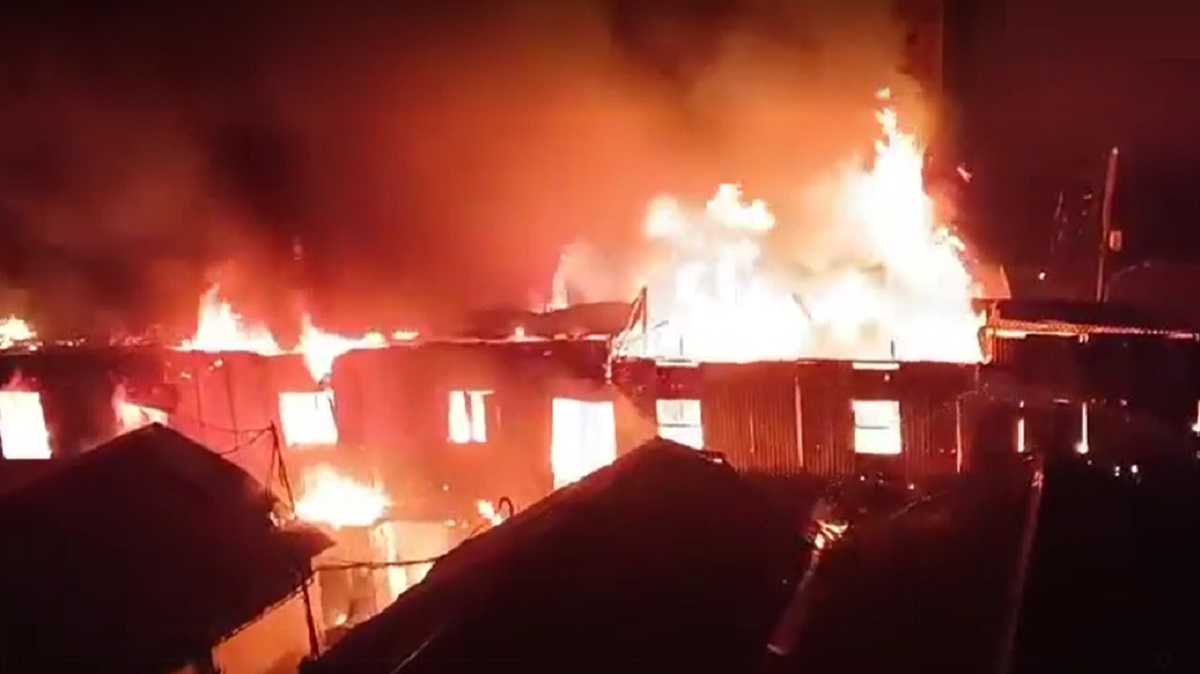 রাজধানীর নবাবপুরে ডিসেন্ট বেকারির আগুন নিয়ন্ত্রণে