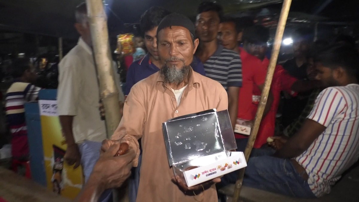 কাউন্সিলর শিপলু গ্রেফতার হওয়ায় রংপুরে মিষ্টি বিতরণ