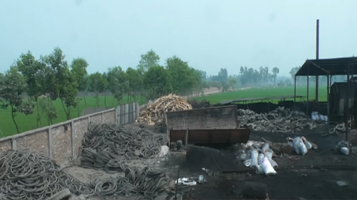 সিরাজগঞ্জে কৃষি জমিতে জ্বালানির কারখানা, বিষাক্ত ধোঁয়ায় বিপর্যস্ত জনজীবন