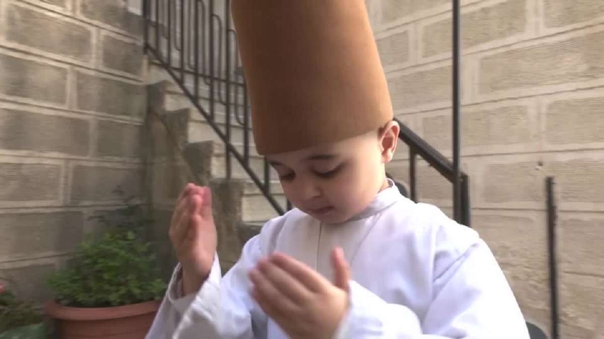 মাত্র ৪ বছর বয়সেই সুফি নাচে বিশ্ব মাতাচ্ছে সিরিয়ান শিশু