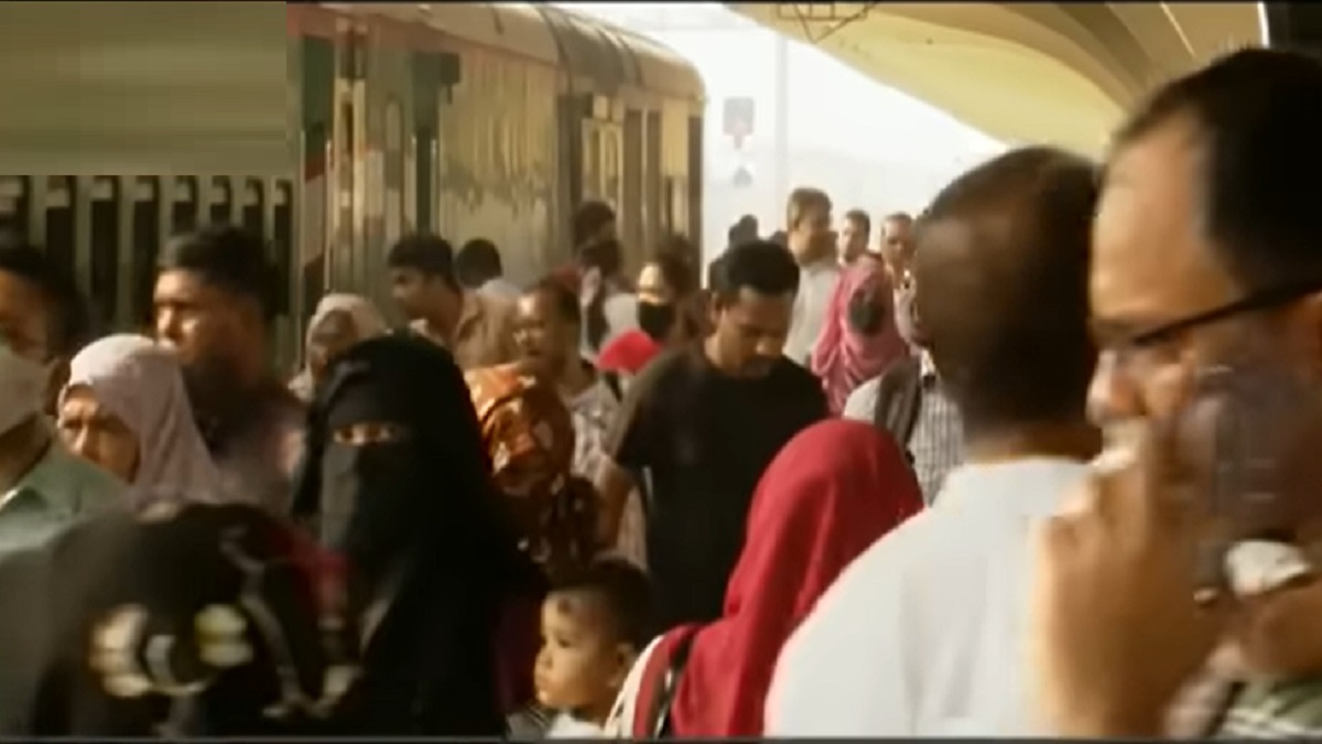 ট্রেনে দ্বিতীয় দিনের মতো নির্বিঘ্নে চলছে ঈদযাত্রা