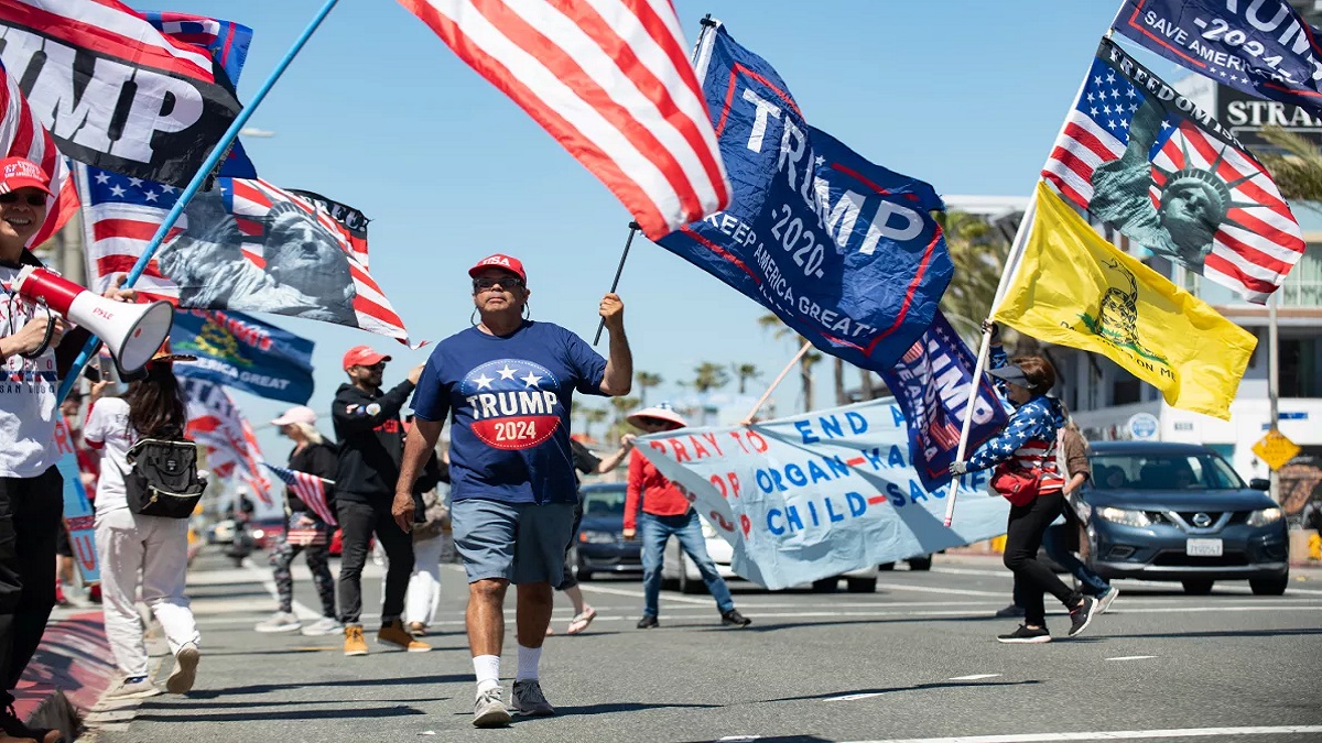 ঘুষ মামলায় ট্রাম্পকে অভিযুক্ত করায় সমর্থকদের বিক্ষোভ