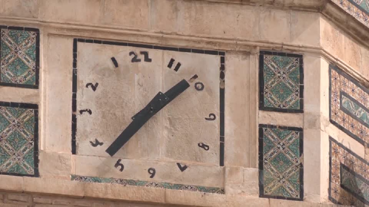 ঘড়ির কাঁটা উল্টো ঘোরে যে মসজিদে