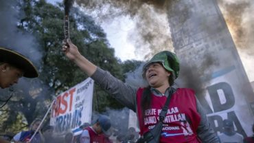 বেতন ভাতা বৃদ্ধির দাবিতে আর্জেন্টিনায় ব্যাপক বিক্ষোভ