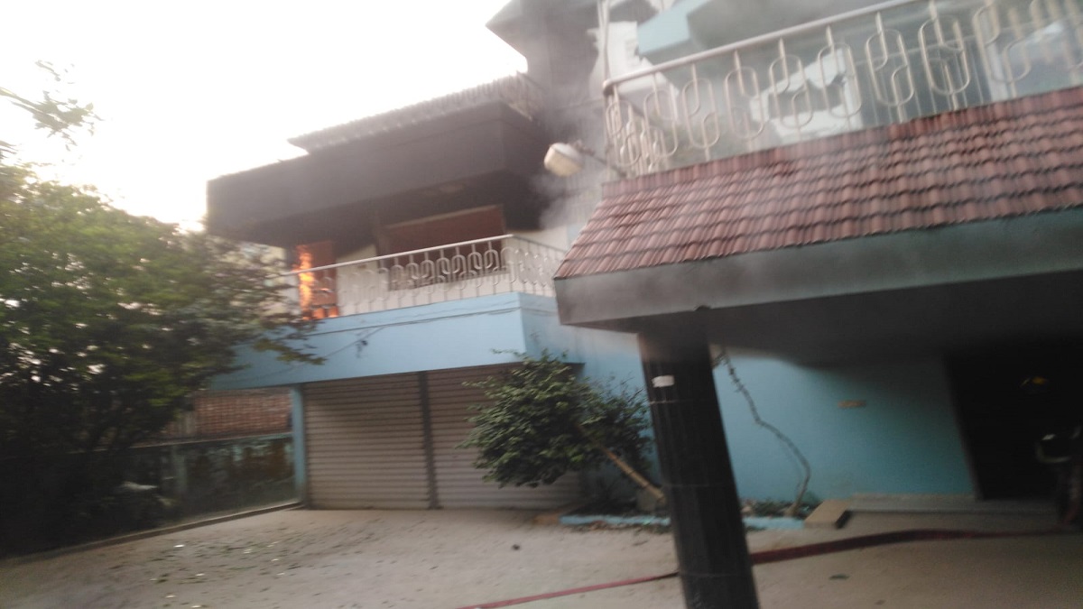 নরসিংদীতে বিএনপি নেতা খায়রুল কবির খোকনের বাড়িতে ককটেল বিস্ফোরণ-আগুন