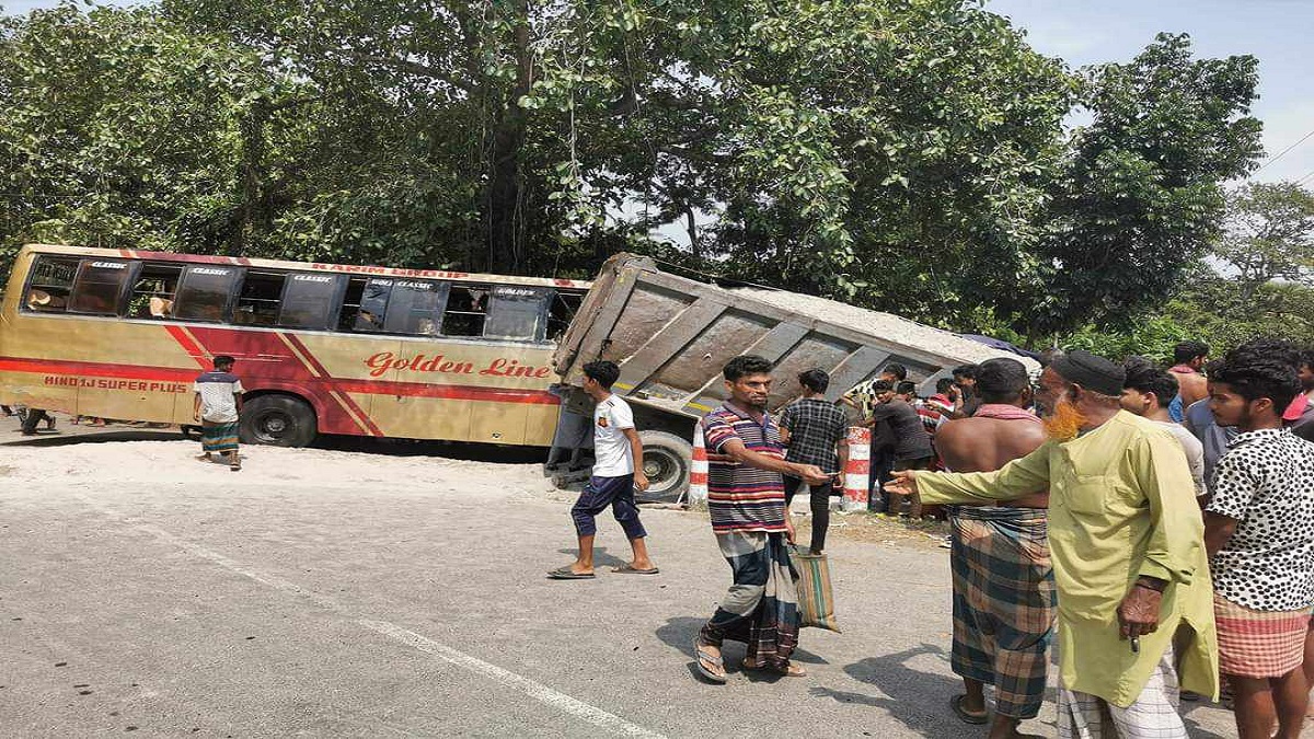 বোয়ালমারীতে বাস-ট্রাকের সংঘর্ষে আহত ২৫