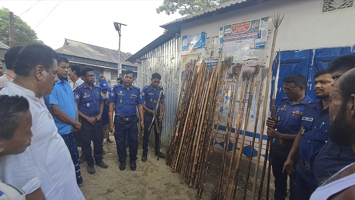 অনুমতি ছাড়া দেশীয় অস্ত্র তৈরি করা যাবে না, ব্রাহ্মণবাড়িয়ার কামারদের সতর্ক করলো প্রশাসন