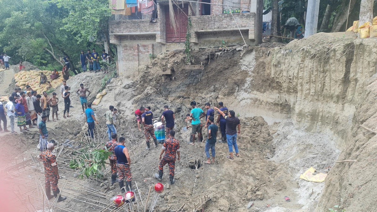 ফরিদপুরে মাটি ধসে ৩ শ্রমিকের মৃত্যু