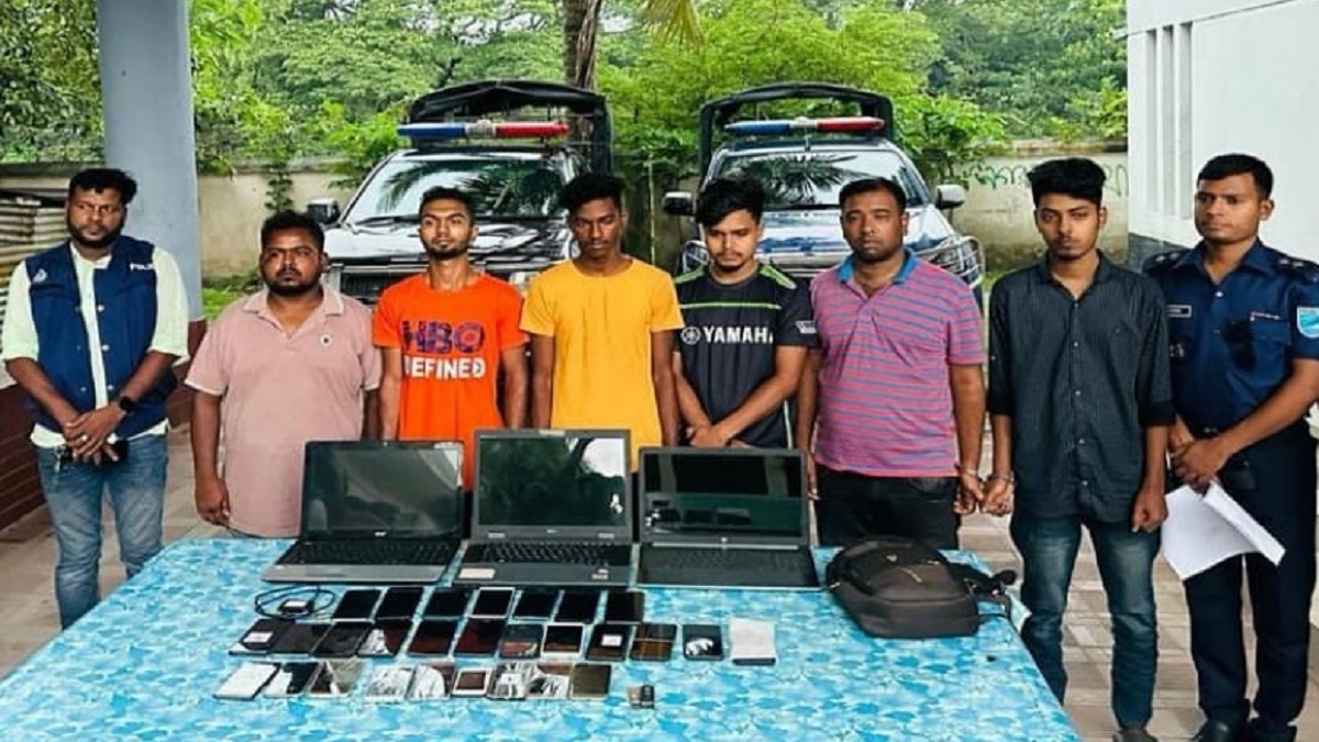 ফরিদপুরে চোরাই মোবাইলের আইএমইআই নম্বর পরিবর্তন করে বিক্রি, গ্রেফতার ৬