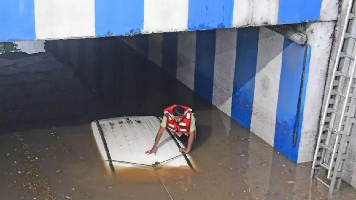 কর্ণাটকের আন্ডারপাসে গাড়ি ডুবে প্রাণ গেল তরুণীর