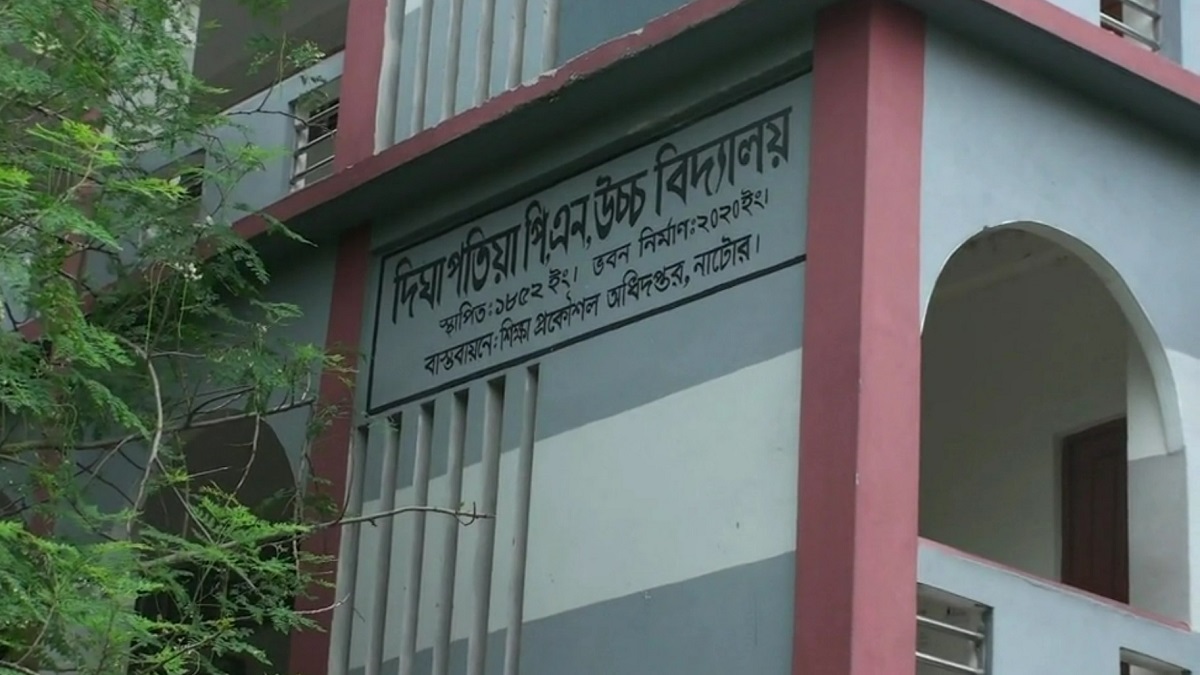 নাটোরে স্কুলে মদ পানের পরও বহিষ্কারাদেশ প্রত্যাহার, শঙ্কিত অন্য শিক্ষার্থী ও অভিভাবকরা