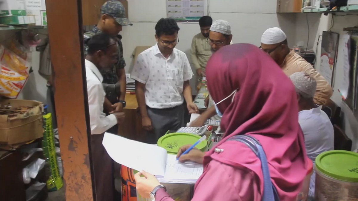 পাবনায় মসলার বাজারে ভোক্তা অধিকারের অভিযান, ৫ ব্যবসায়ীকে জরিমানা