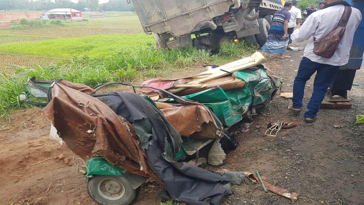 উল্লাপাড়ায় ট্রাক-সিএনজি মুখোমুখি সংঘর্ষে একজন নিহত, আহত ৪