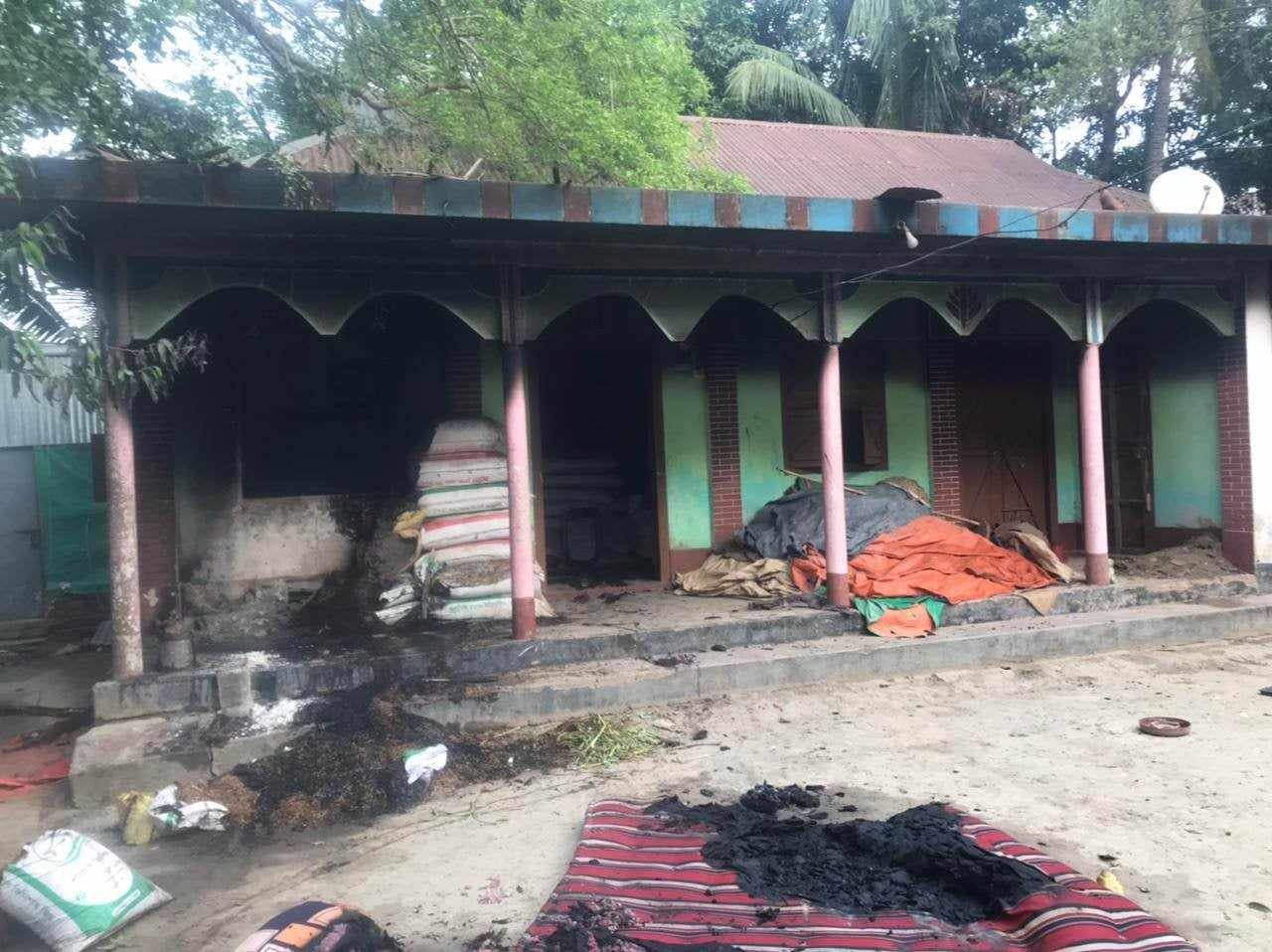 আখাউড়ায় ঘুমন্ত যুবককে আগুনে পুড়িয়ে হত্যার চেষ্টা; থানায় অভিযোগ