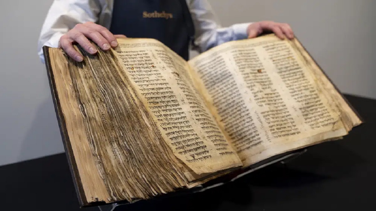 নিলামে প্রায় ৪ কোটি ডলারে বিক্রি হলো হাজার বছরের পুরনো হিব্রু বাইবেল