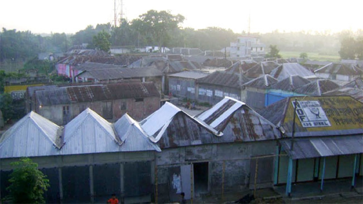 ফরিদপুরে নিরাপত্তারক্ষীদের জিম্মি করে ও কুপিয়ে ১০ দোকানে ডাকাতি