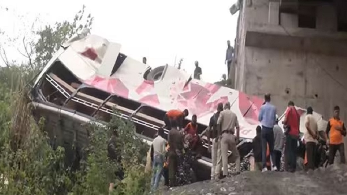জম্মু-কাশ্মিরে বাস খাদে পড়ে নিহত অন্তত ১০ তীর্থযাত্রী