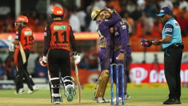 শেষ ওভারের নাটকীয় ম্যাচে হায়দরাবাদকে হারিয়ে প্লে-অফের আশা বাঁচিয়ে রাখলো কলকাতা