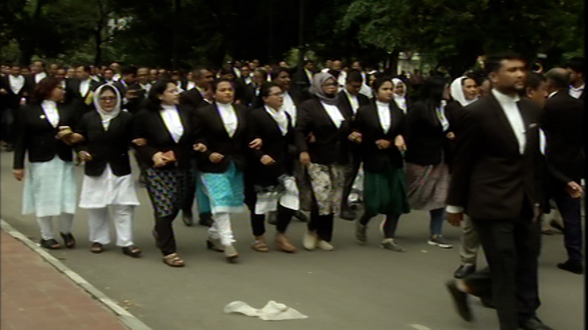 সুপ্রিম কোর্টে বিএনপি ও আ. লীগপন্থী আইনজীবীদের বিক্ষোভ