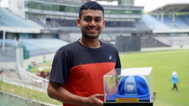 আইসিসির স্বীকৃতি স্মারক ক্যাপ হাতে মিরাজ