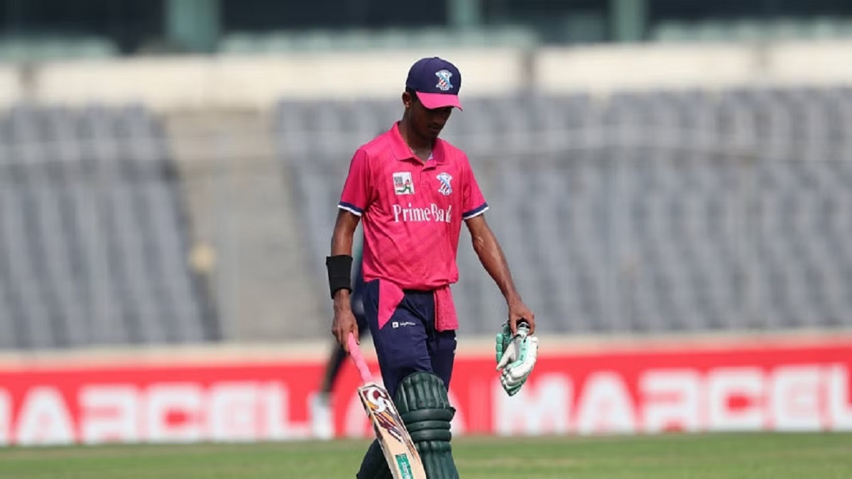 আম্পায়ার আউট দেয়ার আগেই মাঠ ছাড়লেন নাবিল