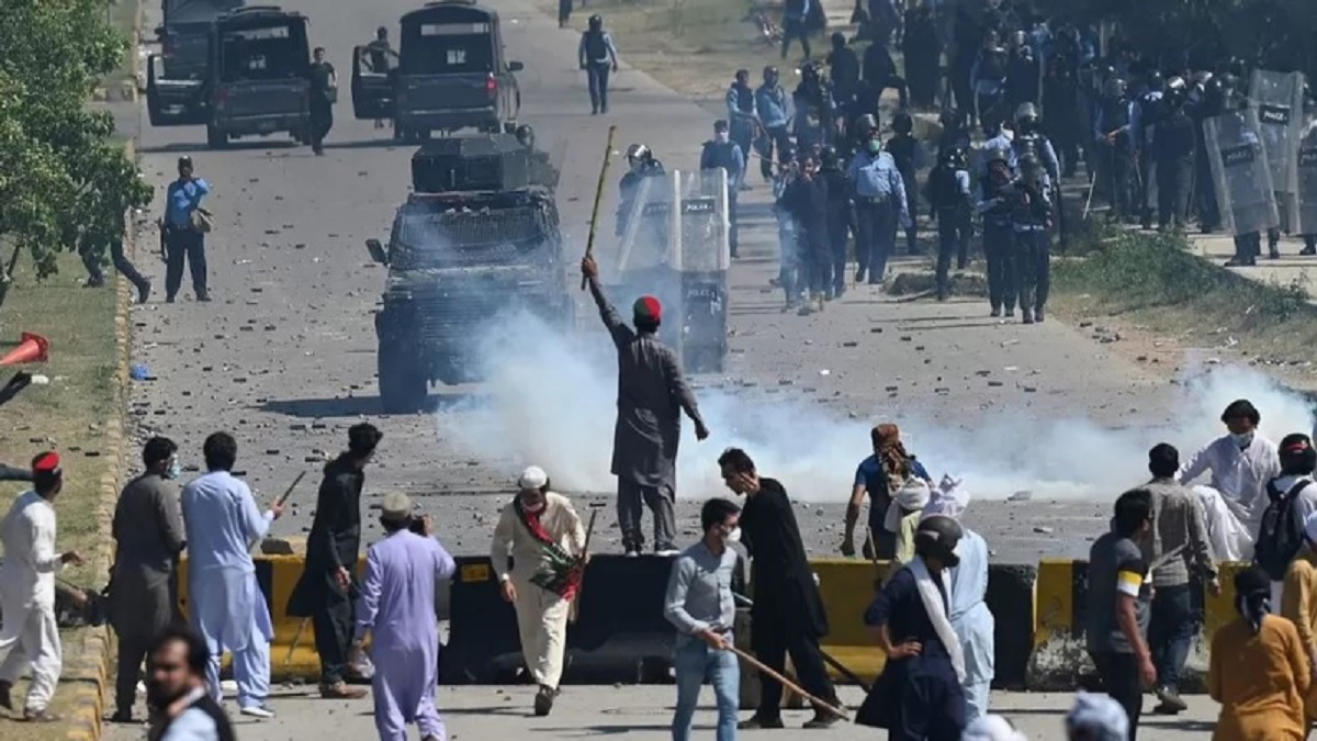 উত্তাল পাকিস্তান; তিন দিনে নিহত ৮, আহত তিন শতাধিক