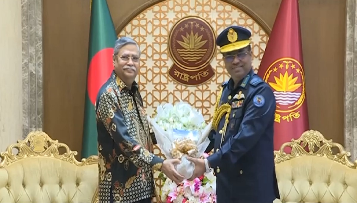 বিমান বাহিনীকে এগিয়ে নিতে প্রশিক্ষণ বাড়ানোর উপর রাষ্ট্রপতির গুরুত্বারোপ