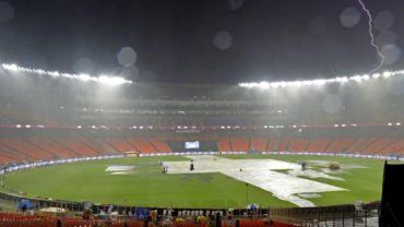 বৃষ্টির হানায় বিলম্বিত আইপিএল ফাইনাল; রিজার্ভ ডে গড়াবে ম্যাচ?