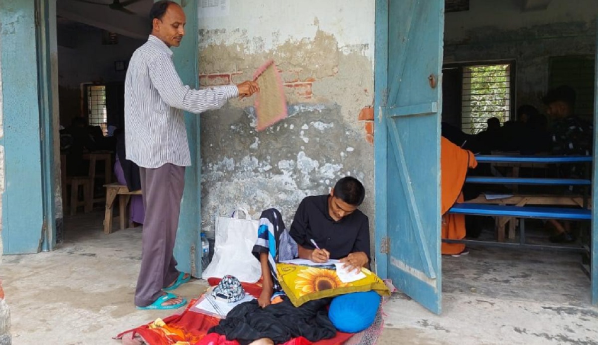 পরীক্ষা দিচ্ছে সড়ক দুর্ঘটনায় আহত ছেলে, বাতাস করছেন বাবা
