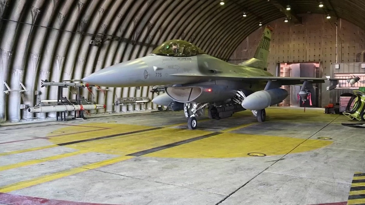 ‘ইউক্রেনকে এফ-১৬ জেট দেয়া ন্যাটোর সম্পৃক্ততার শামিল’