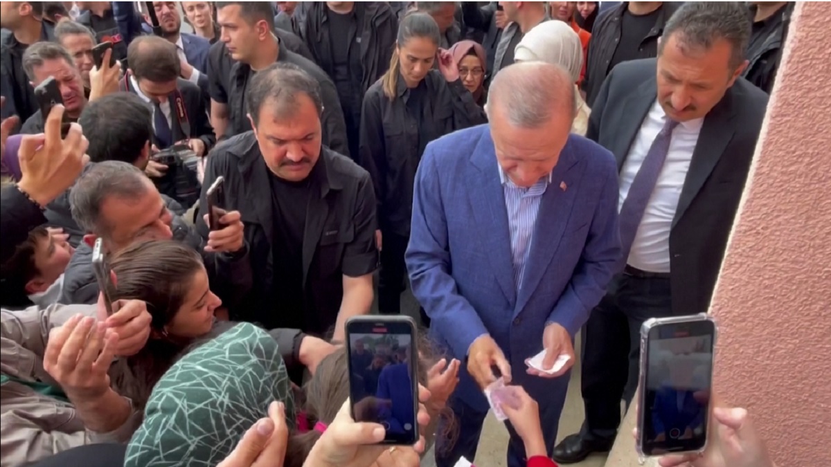 ভোটারদের সালামে দু’হাতে সালামি বিলালেন এরদোগান