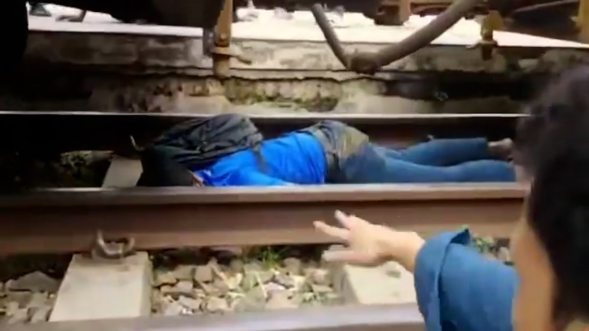 রাজধানীতে ট্রেনের নিচে পড়ে প্রাণে বাঁচলো শিক্ষার্থী (ভিডিও)