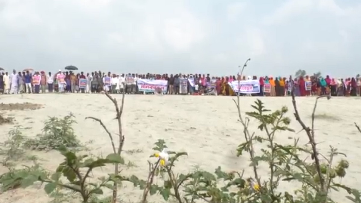 ক্ষতিপূরণের অর্থ চেয়ে সিরাজগঞ্জের অর্থনৈতিক অঞ্চলের বাসিন্দাদের মানববন্ধন