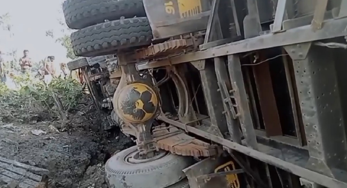 কাভার্ডভ্যান চাপায় প্রাণ গেল ঘুমন্ত মা-মেয়ের, বাবা আহত