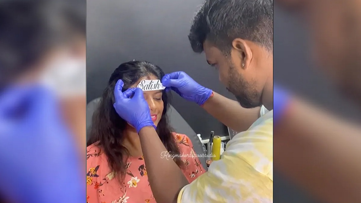 স্বামীকে খুশি করতে কপালে ট্যাটু করালেন স্ত্রী