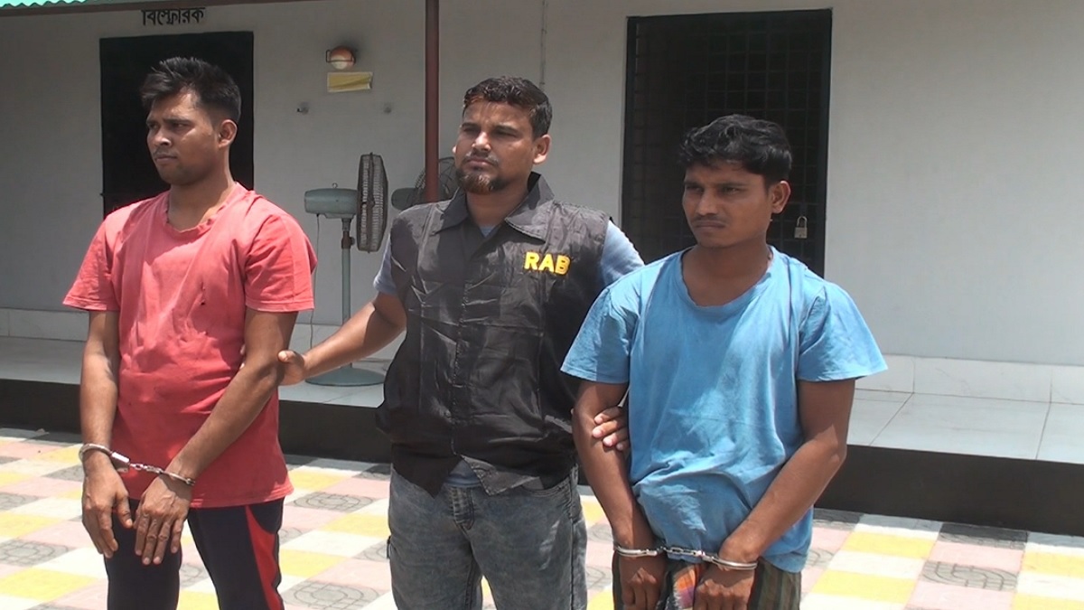 অস্ত্র ও হেরোইনসহ আটক হাতকড়া পরে ভারতে পালিয়ে যাওয়া সেই মাসুদ