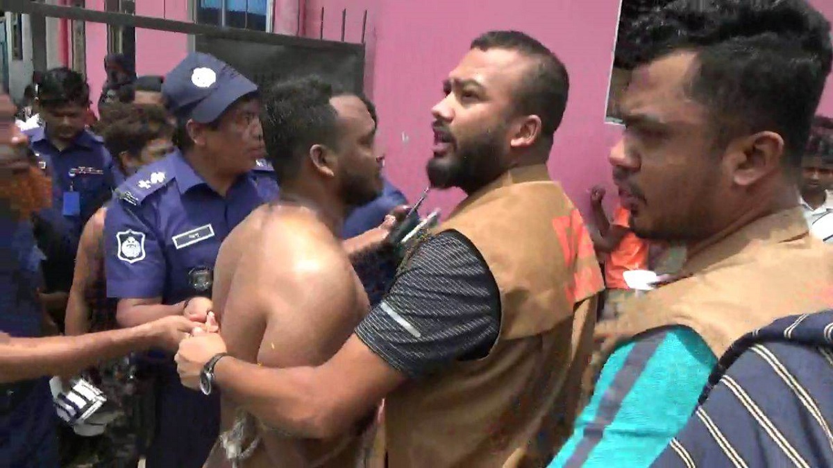 নোয়াখালীতে মা-মেয়েকে কুপিয়ে হত্যার ঘটনায় আটক ১