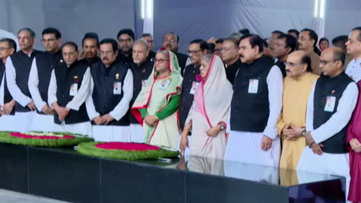 বঙ্গবন্ধুর প্রতিকৃতিতে প্রধানমন্ত্রীর শ্রদ্ধা