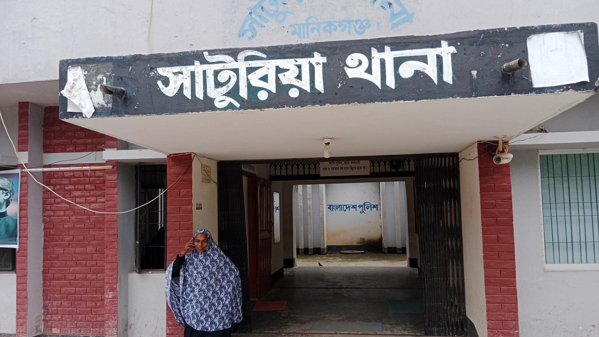 মানিকগঞ্জে মাকে মারপিট করে বীর নিবাস থেকে বের করে দেয়ার অভিযোগ ছেলের বিরুদ্ধে