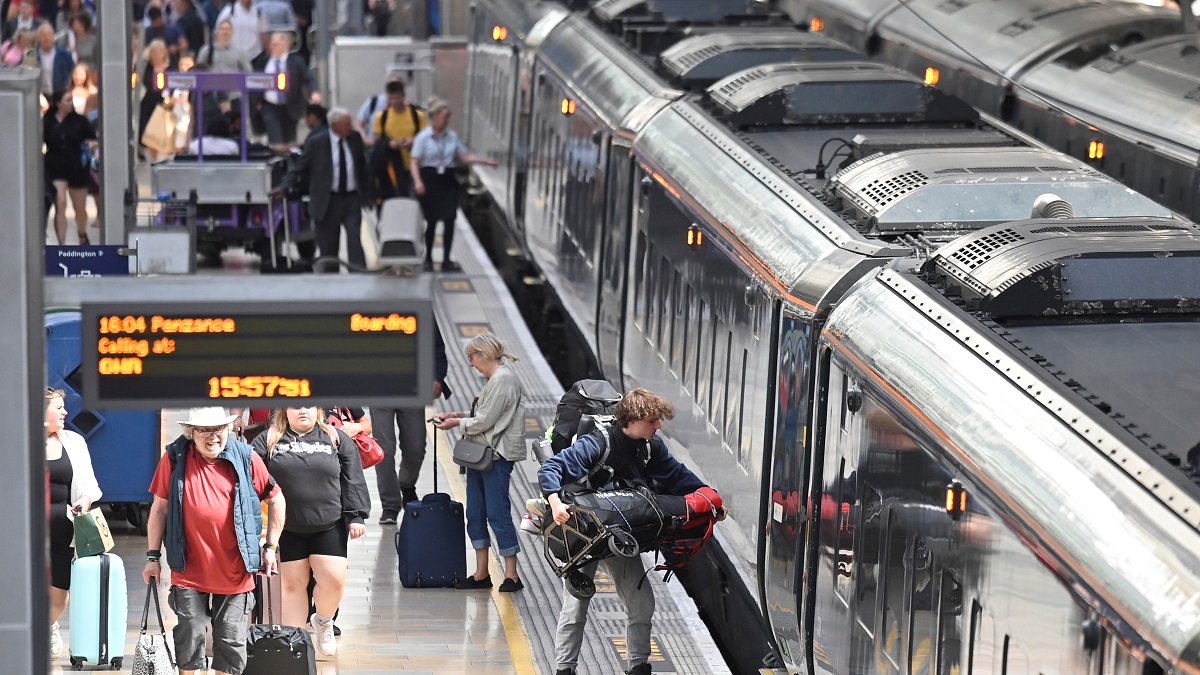 যুক্তরাজ্যে বেতনভাতা বৃদ্ধির দাবিতে ট্রেন চালকদের ধর্মঘট