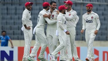 নতুন বলে তাসের ঘরের মতো ভেঙে পড়লো টাইগাররা