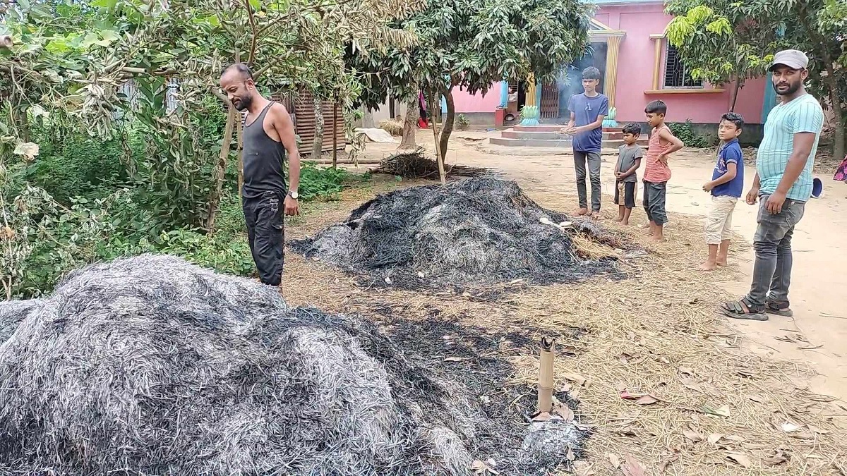 আখাউড়ায় রাতের অন্ধকারে ২০টি খড়ের কুঞ্জি পুড়িয়ে দিলো দুর্বৃত্তরা